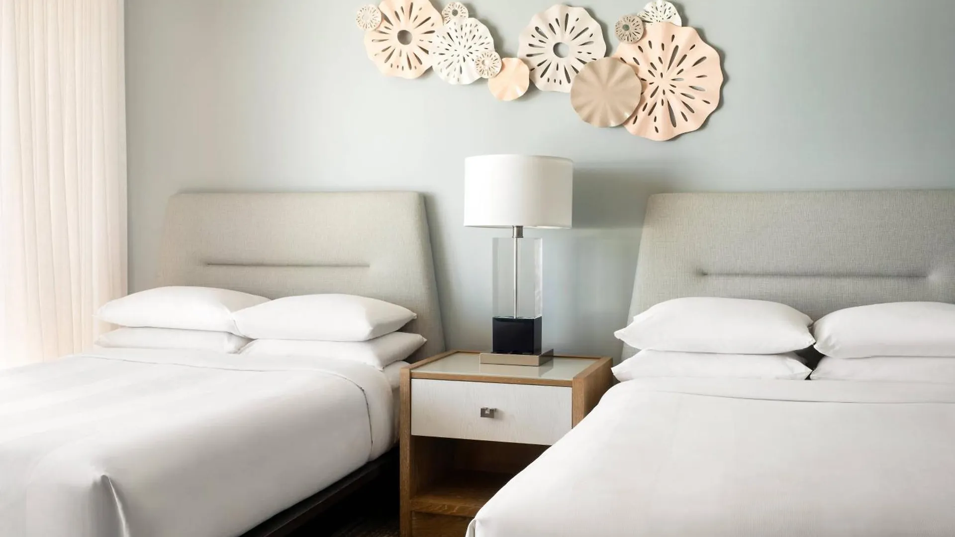 Waikiki Beach Marriott Resort & Spa Гонолулу
